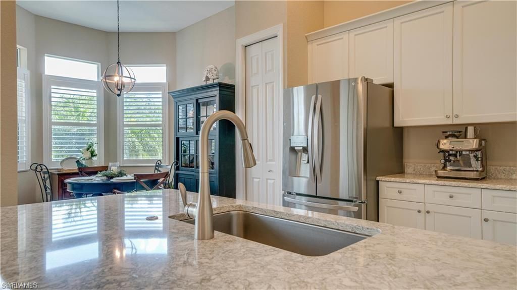 Dining room, Interior, Kitchen, Pendant Lights, Stainless Steel Appliances