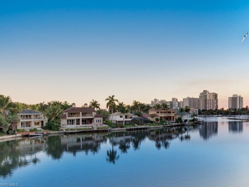 Exterior, Lake