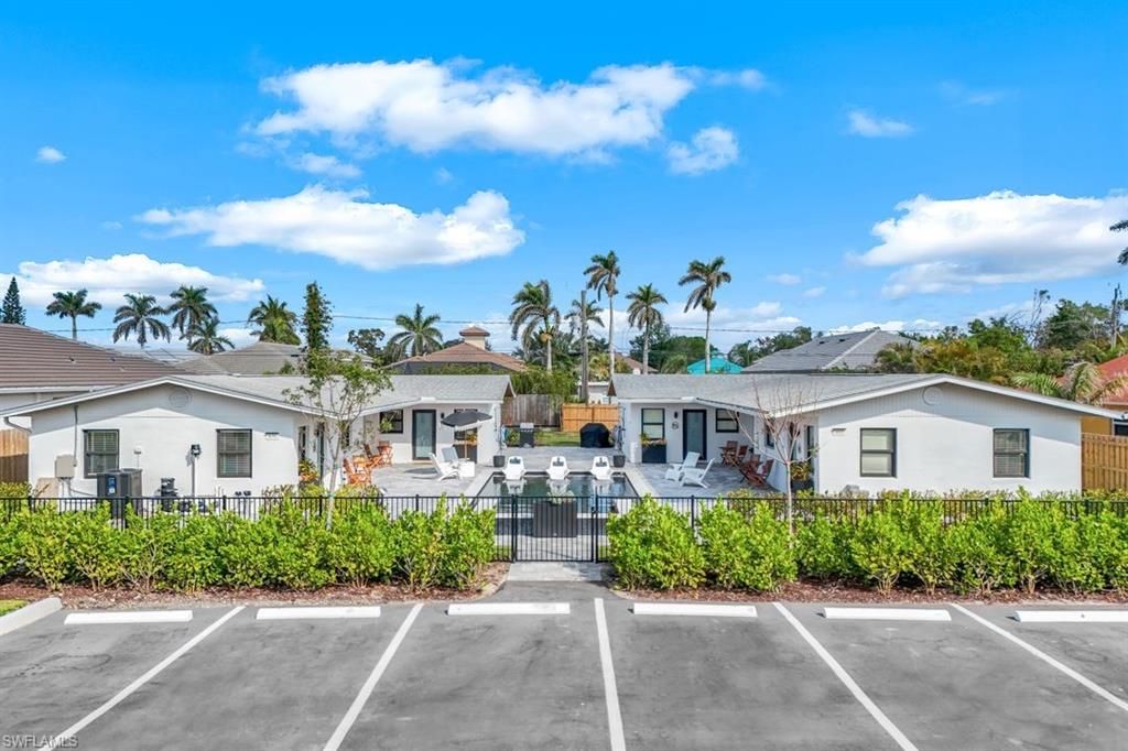 Exterior, Facade, Ranch
