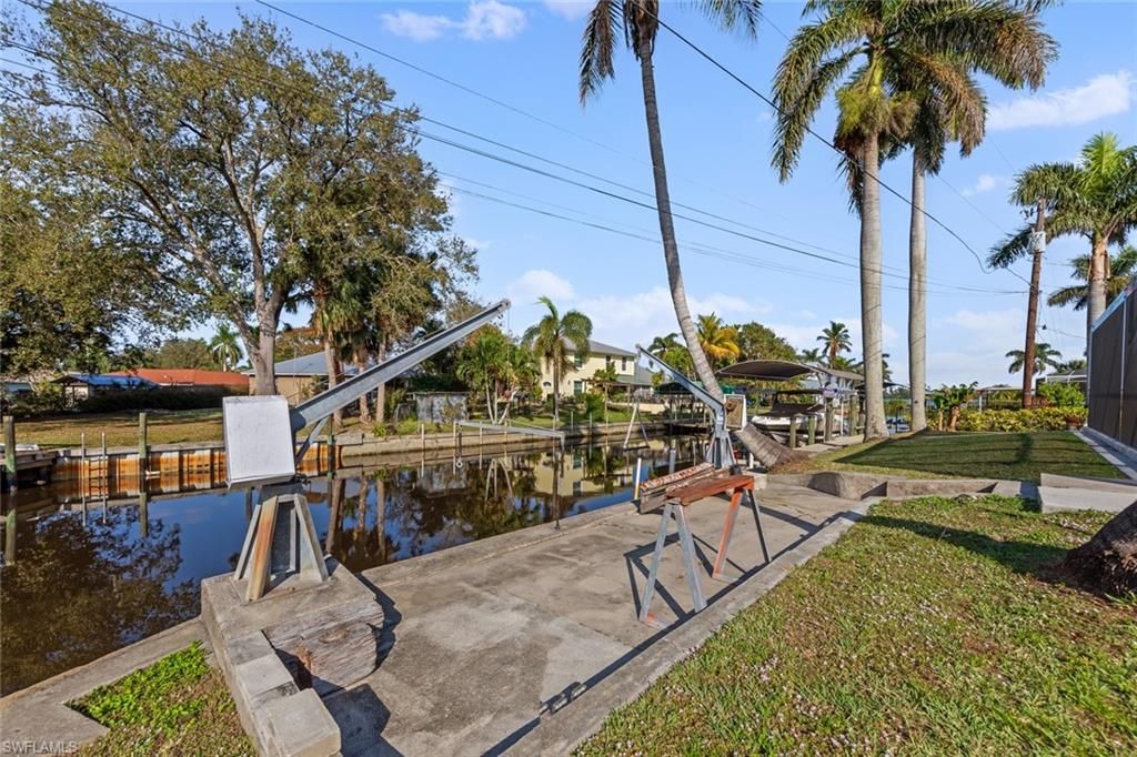 Exterior, Lake