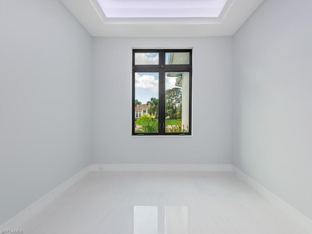 Empty room, Interior