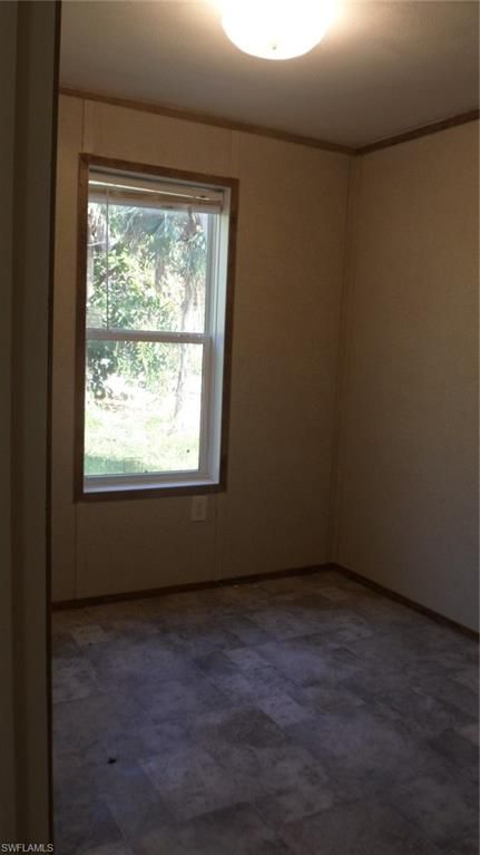 Empty room, Interior