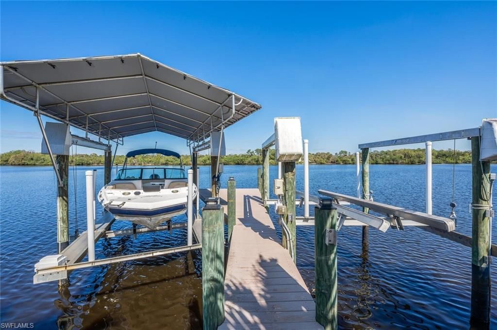 Exterior, Lake