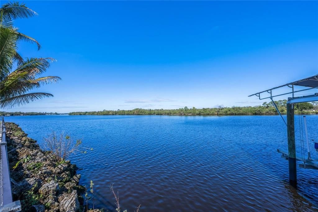 Exterior, Lake