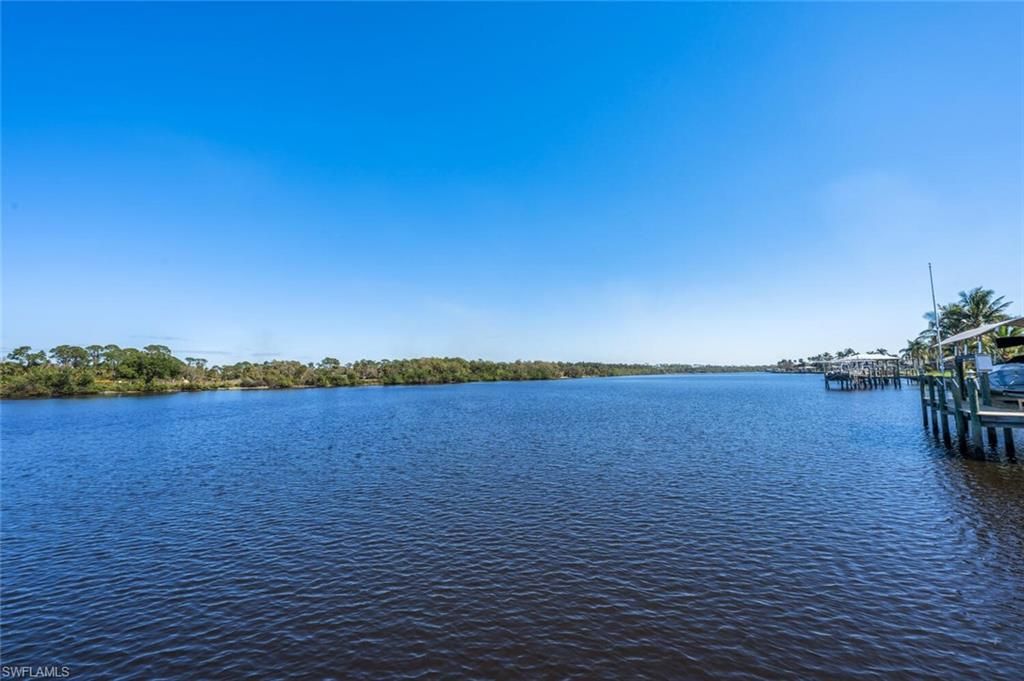 Exterior, Lake