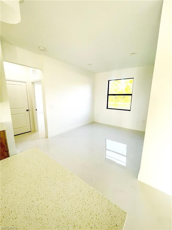 Empty room, Interior