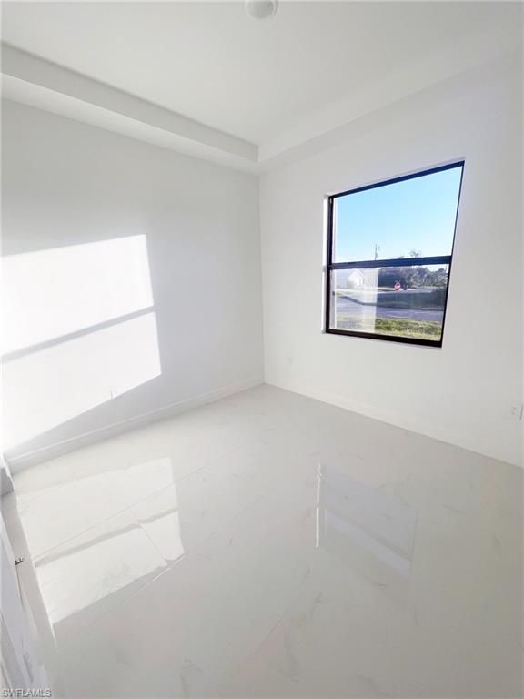 Empty room, Interior
