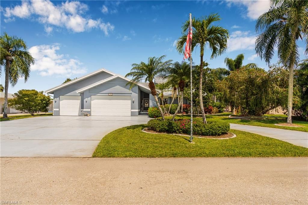 Attached, Exterior, Facade, Ranch