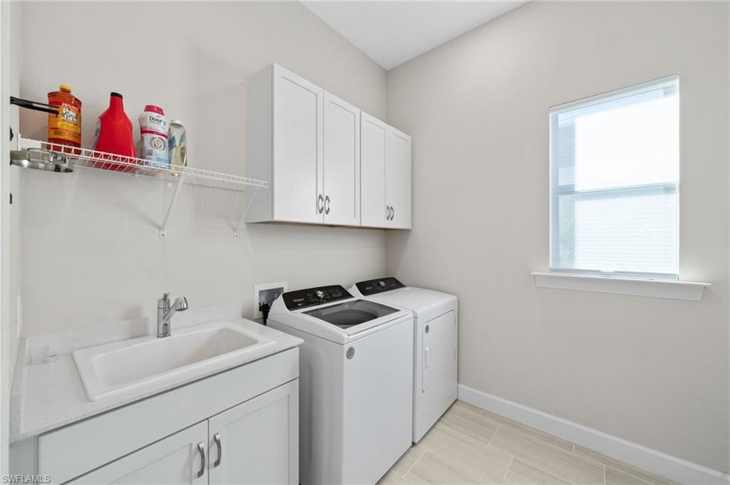 Interior, Washer, Wood Texture Flooring