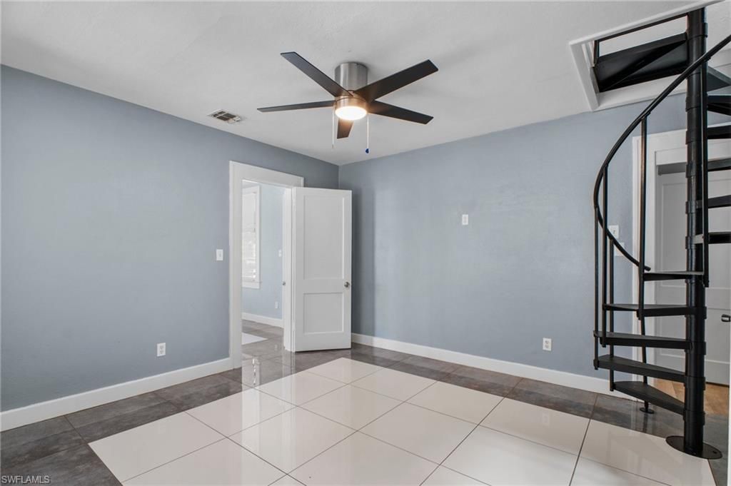 Empty room, Interior