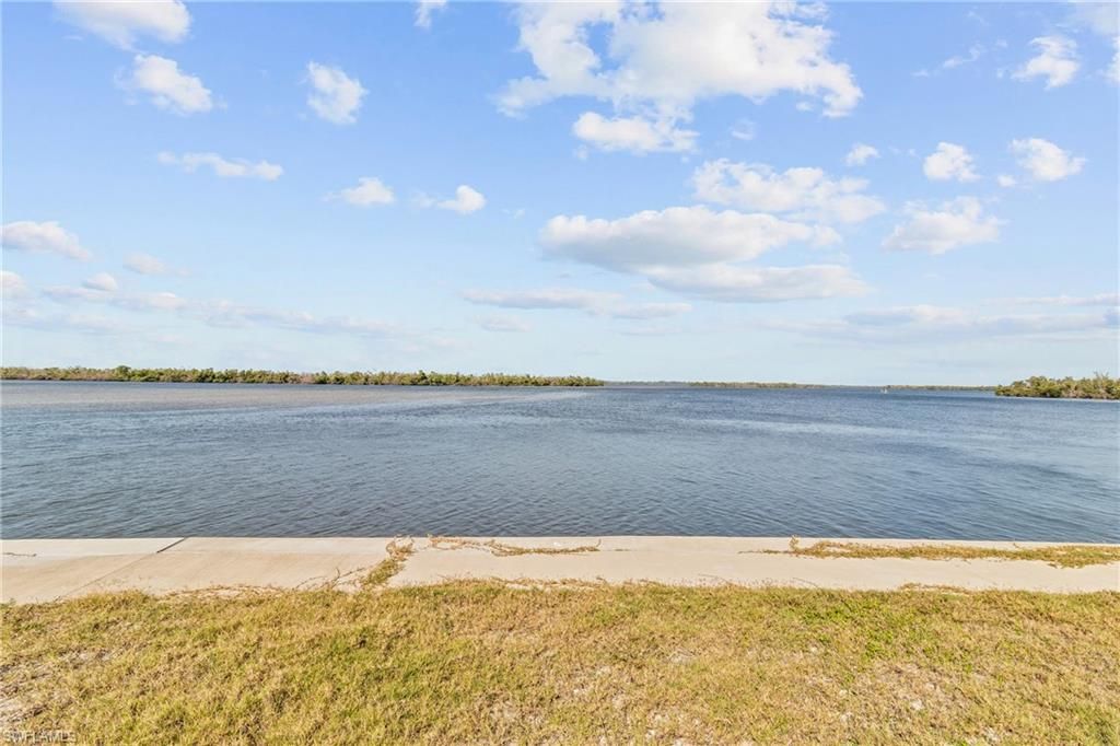 Exterior, Lake