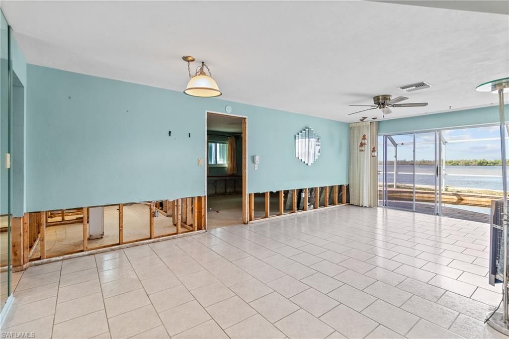 Empty room, Interior