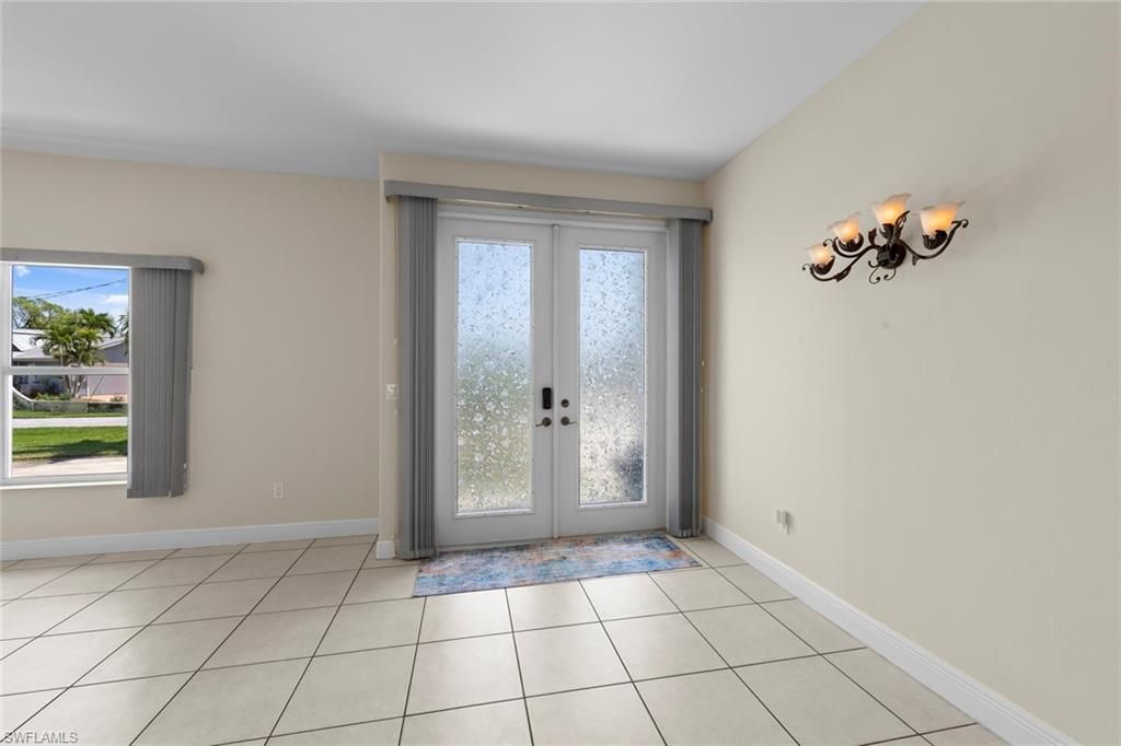 Empty room, Interior