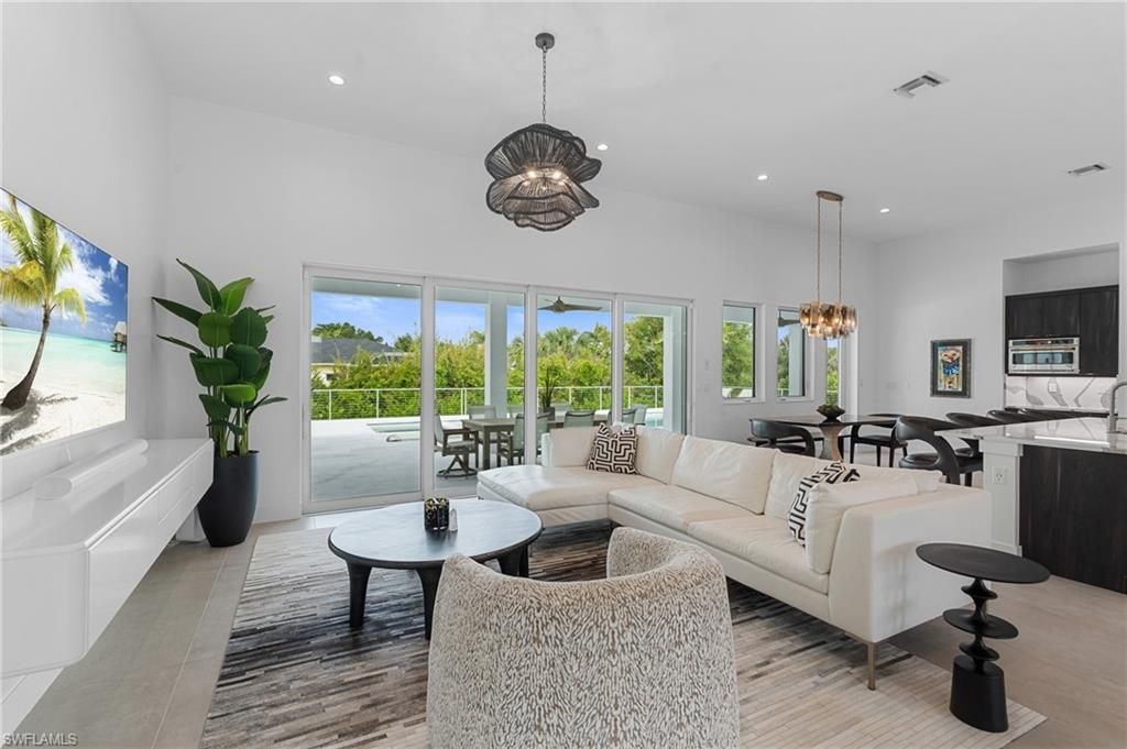 Chandelier, Dining room, Interior, Living room, Pendant Lights, Recessed Lighting, Wood Texture Flooring