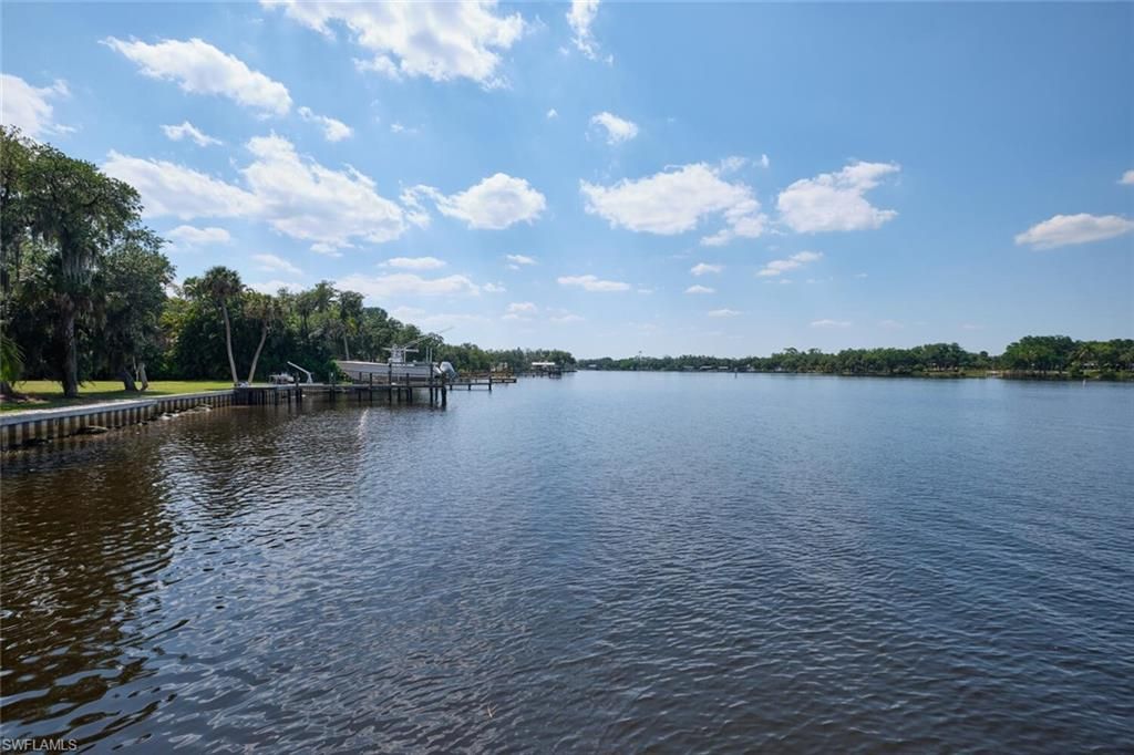 Exterior, Lake