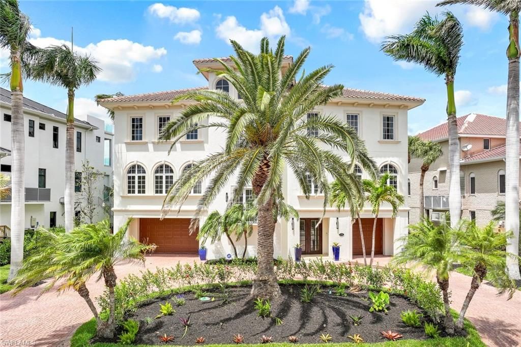 Attached, Exterior, Facade, Mediterranean