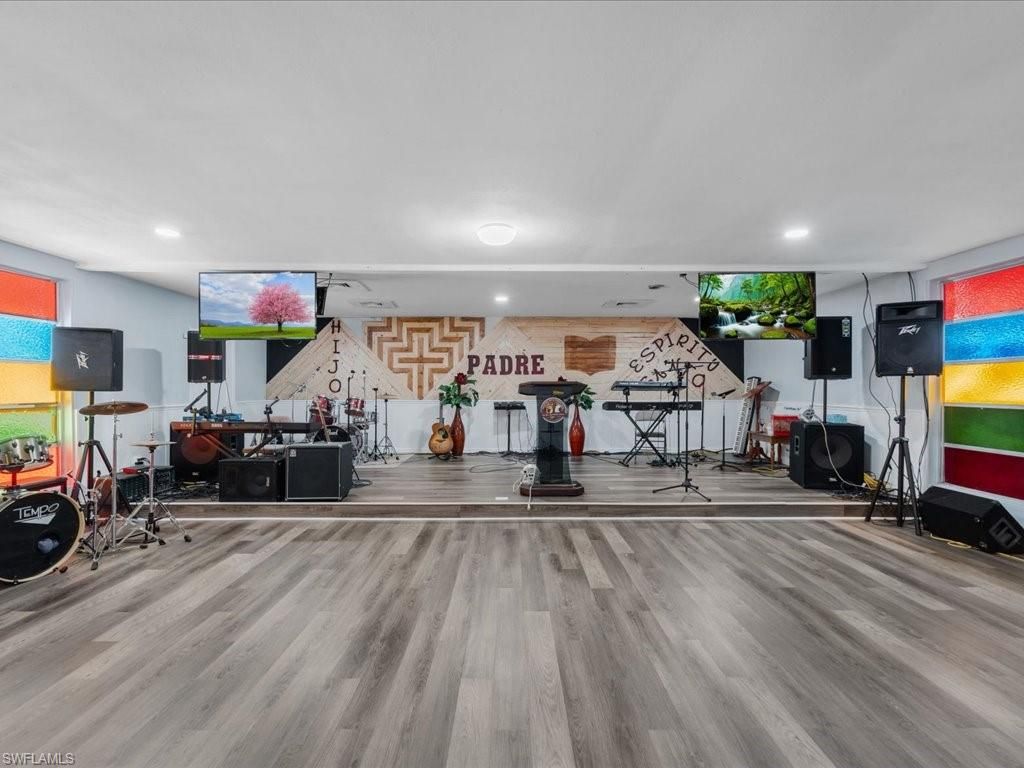 Fitness Equipment, Interior, Recessed Lighting, Wood Texture Flooring
