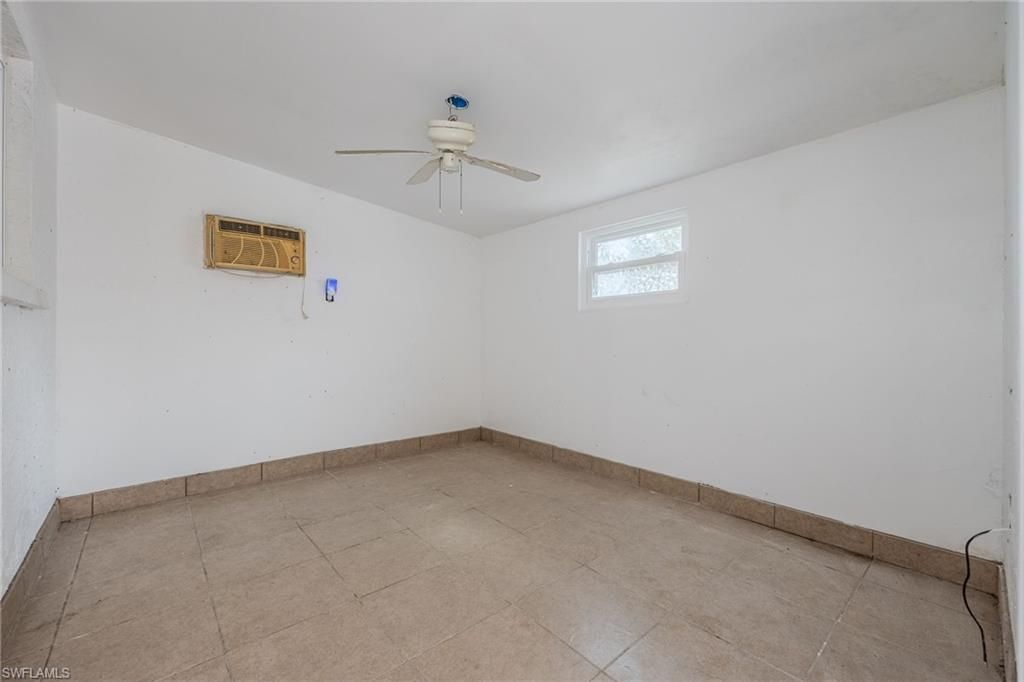 Empty room, Interior