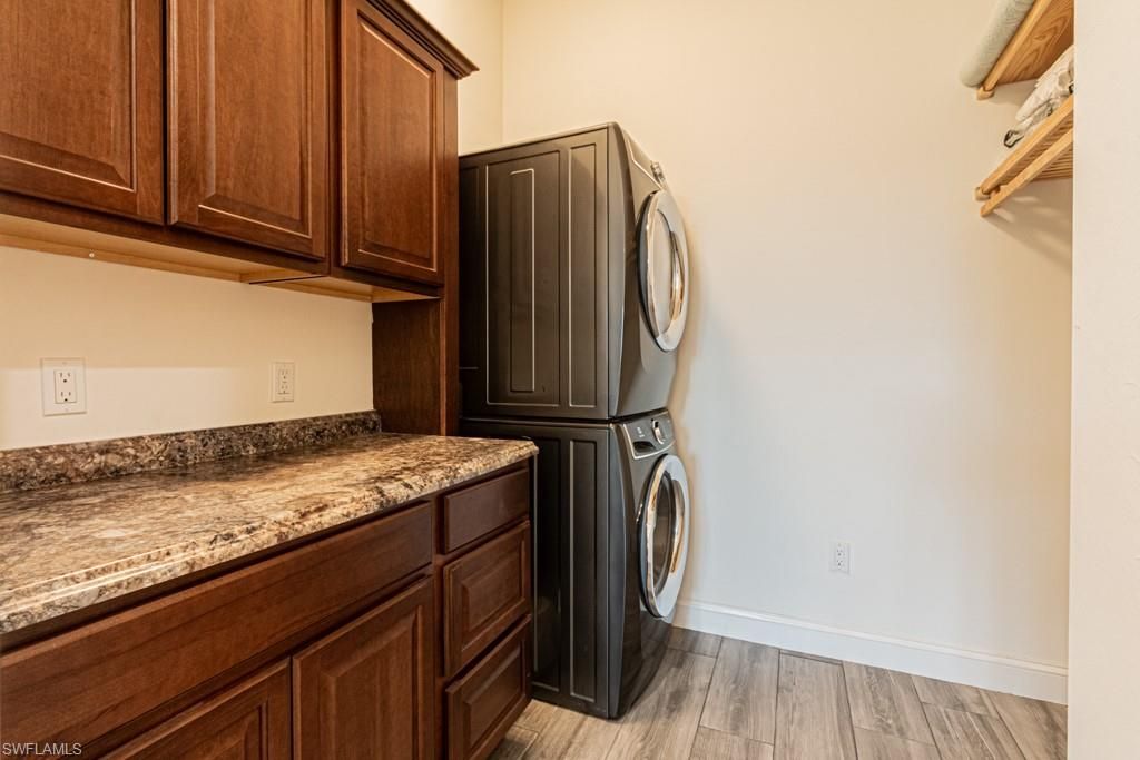 Interior, Washer, Wood Texture Flooring