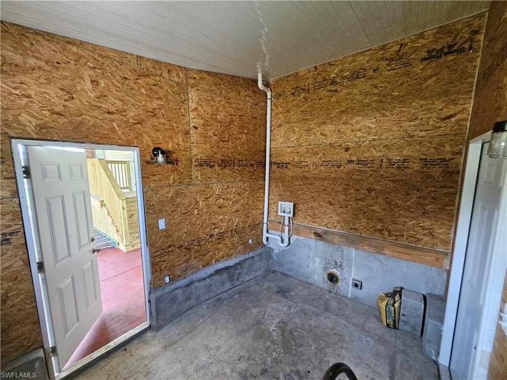Empty room, Interior