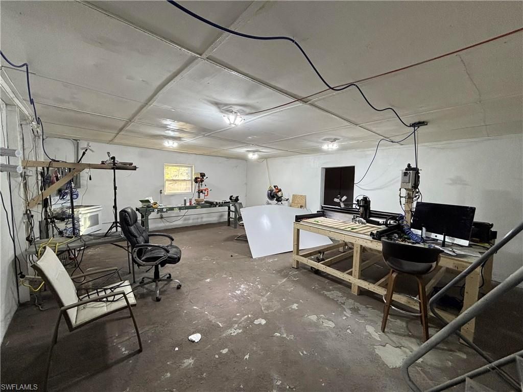 Home Office, Interior