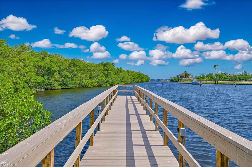 Exterior, Lake