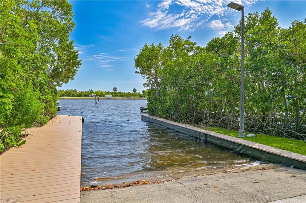 Exterior, Lake