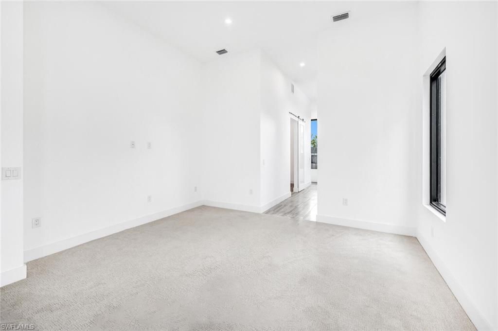 Empty room, Interior, Recessed Lighting