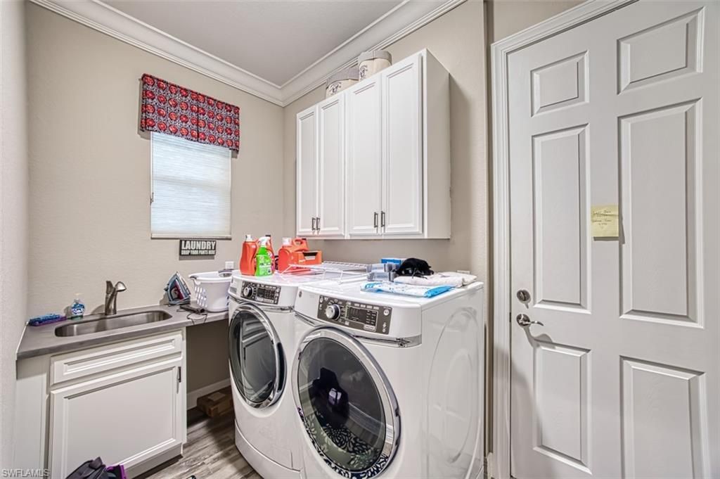 Interior, Washer, Wood Texture Flooring