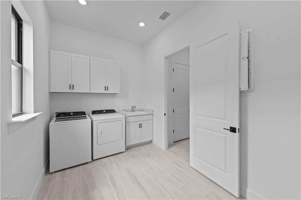 Interior, Recessed Lighting, Washer, Wood Texture Flooring