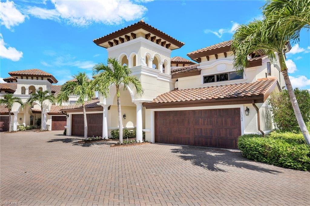 Attached, Exterior, Facade, Mediterranean