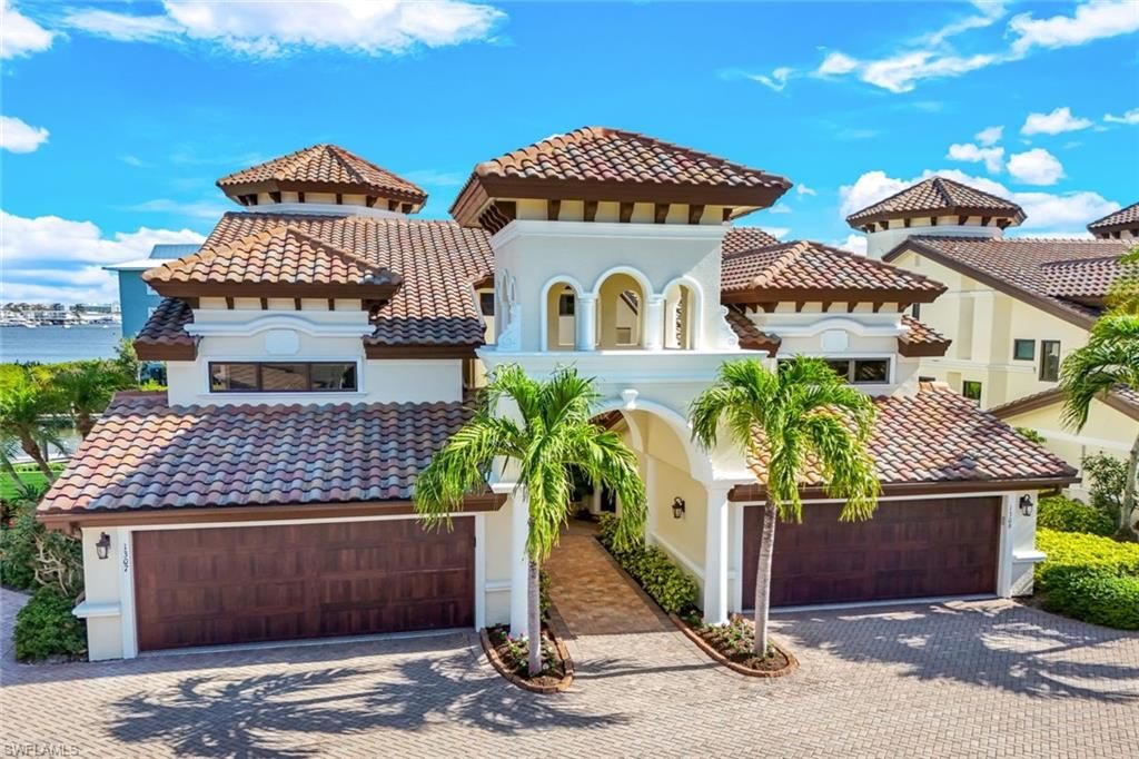 Attached, Exterior, Facade, Mediterranean
