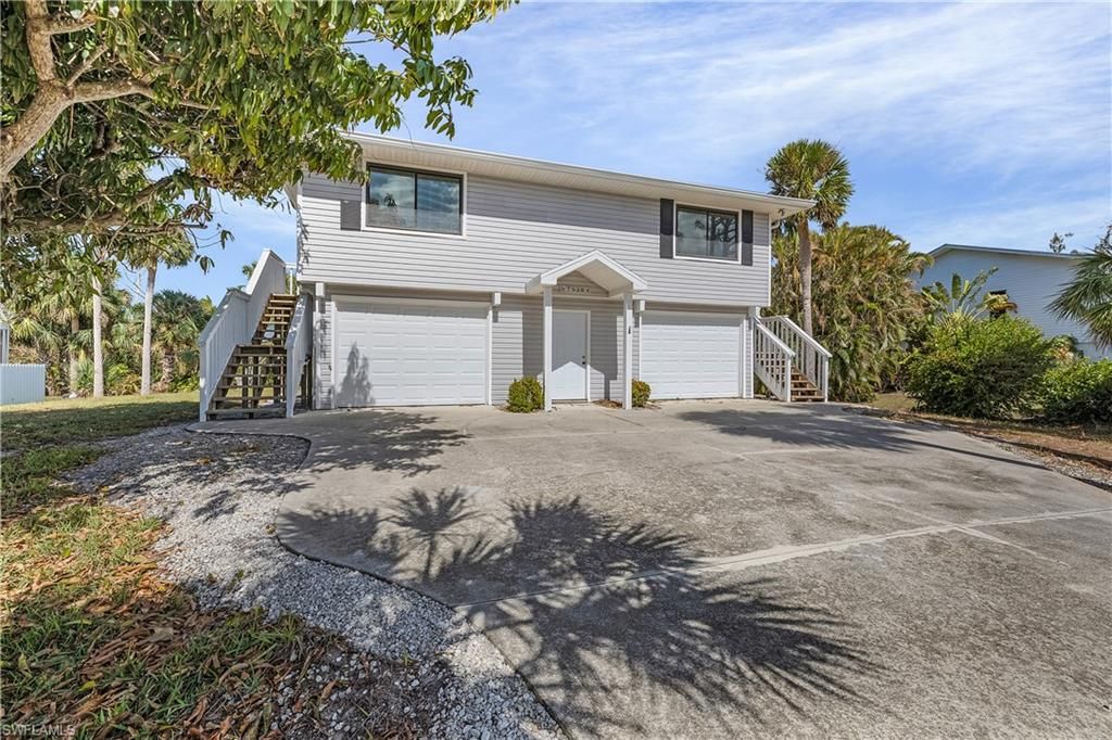 Attached, Exterior, Facade, Raised Ranch