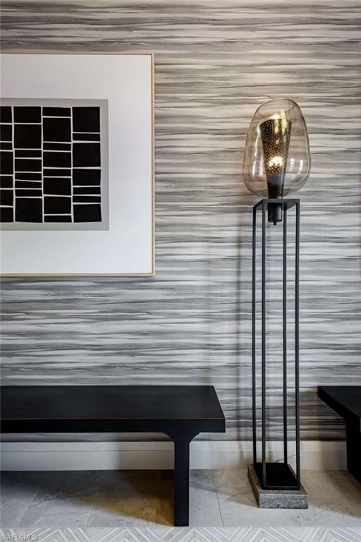 Interior, Piano