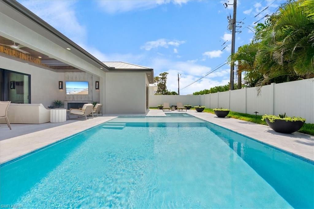 Exterior, Pool