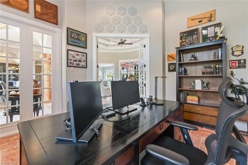 Home Office, Interior