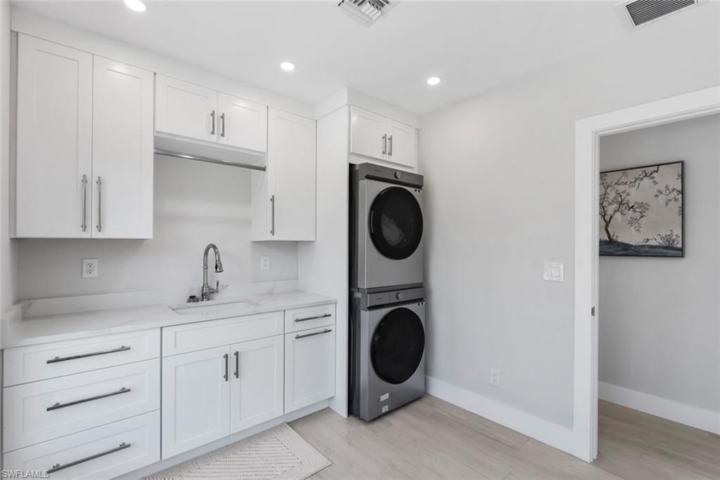 Interior, Recessed Lighting, Washer, Wood Texture Flooring
