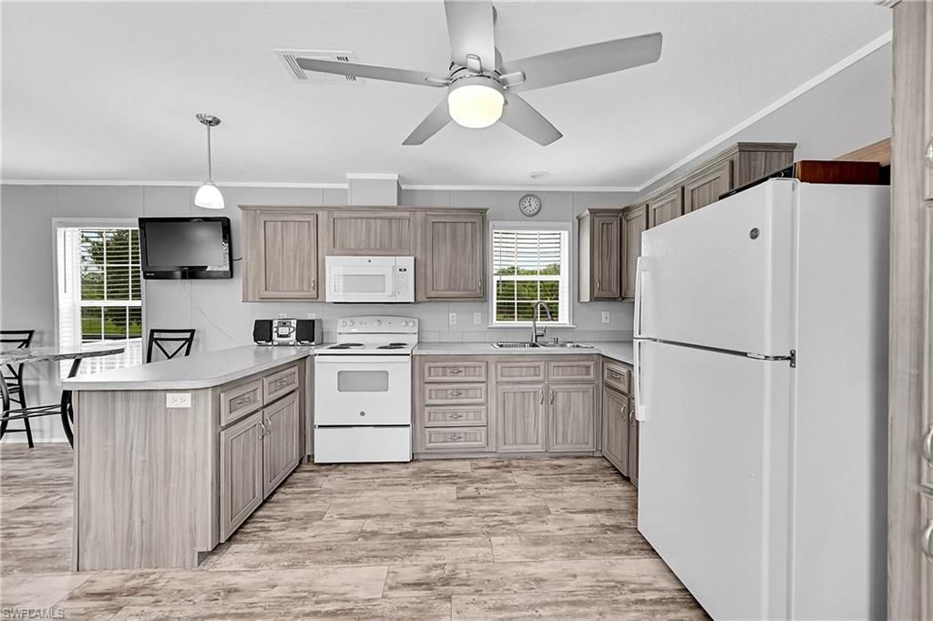 Dining room, Interior, Kitchen, Pendant Lights, Wood Texture Flooring