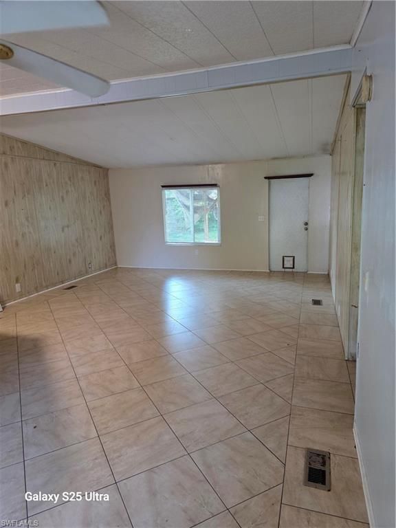 Empty room, Interior
