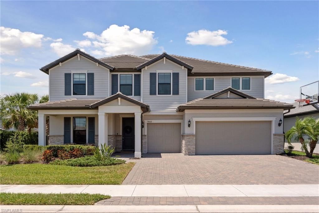 Attached, Exterior, Facade, American Craftsman