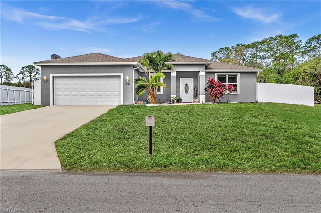 Attached, Exterior, Facade, Ranch