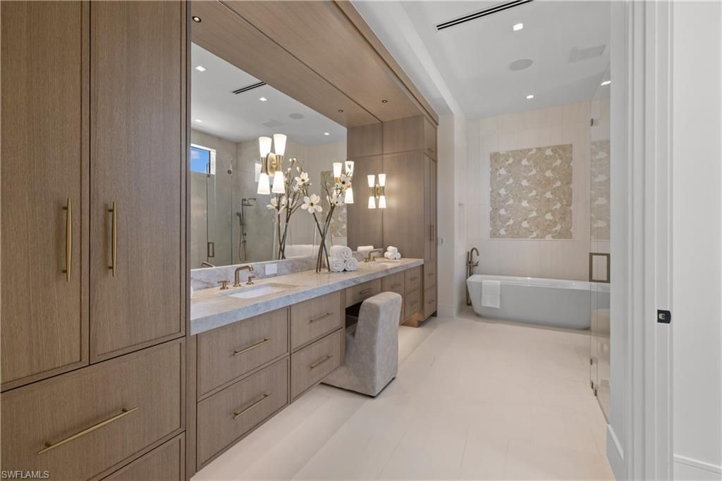 Bathroom, Dual Sink Vanities, Interior, Recessed Lighting