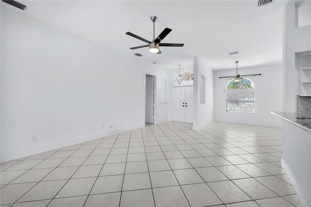 Empty room, Interior