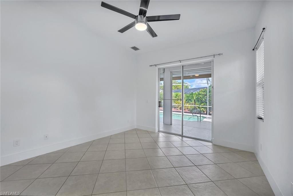 Empty room, Interior