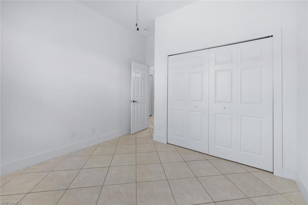 Empty room, Interior