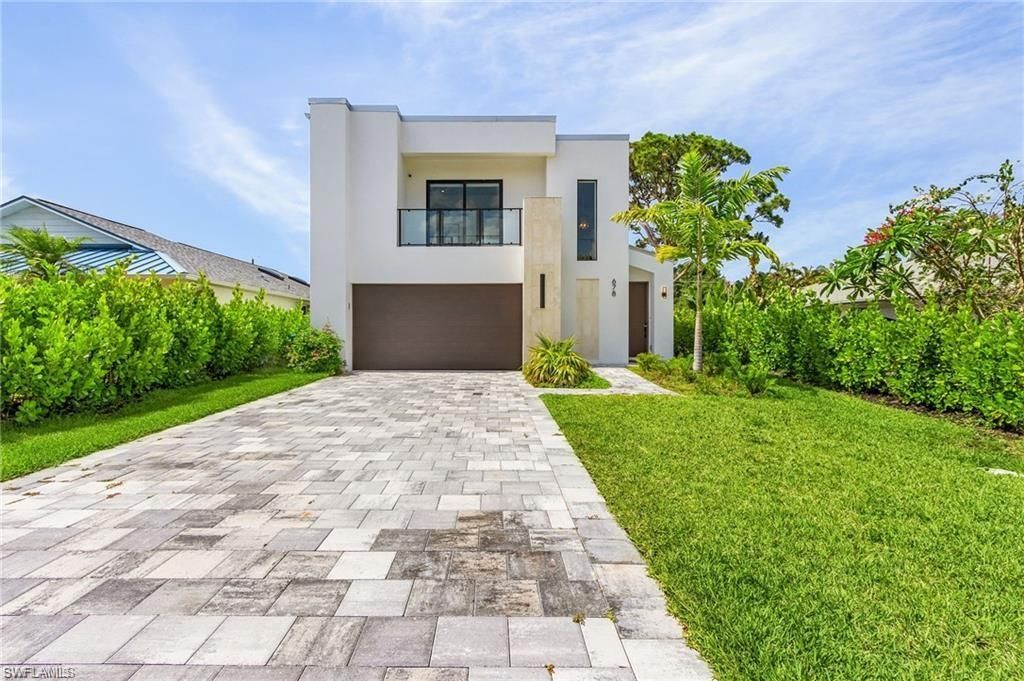 Attached, Backyard, Exterior, Facade, Modern