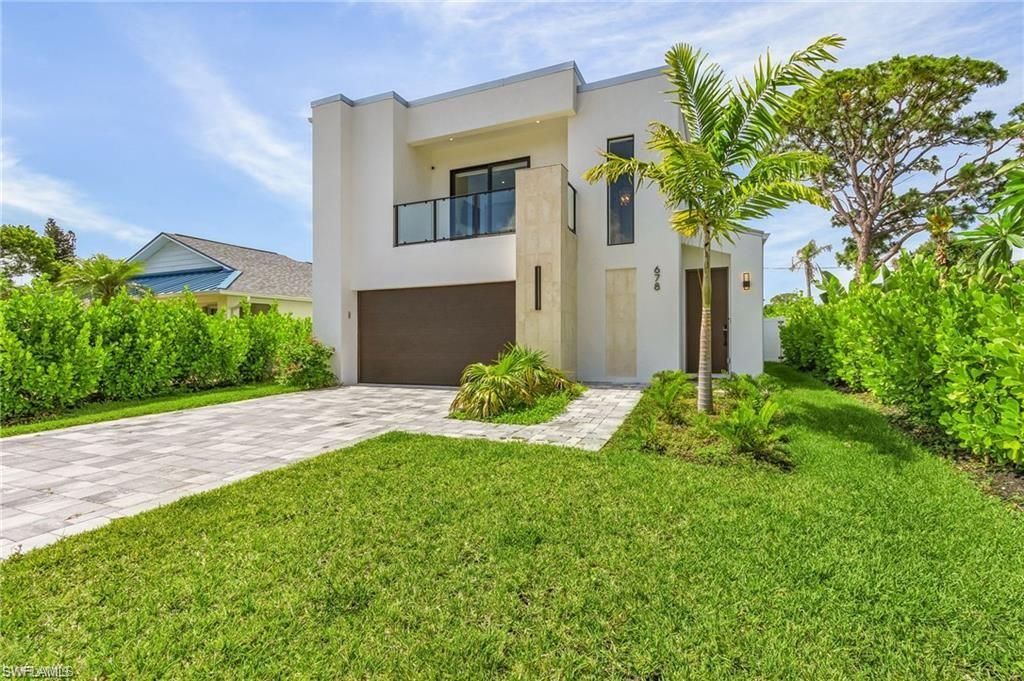 Attached, Backyard, Exterior, Facade, Modern