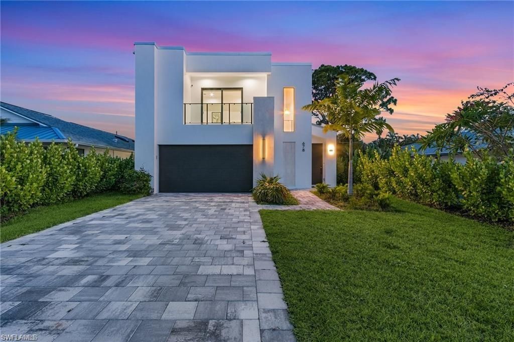 Attached, Backyard, Exterior, Facade, Modern