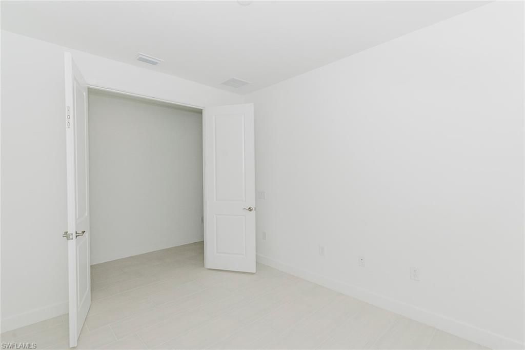 Empty room, Interior