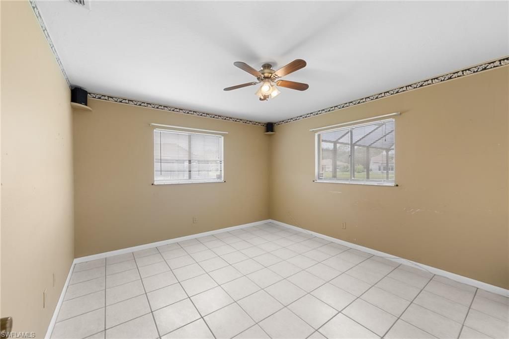 Empty room, Interior